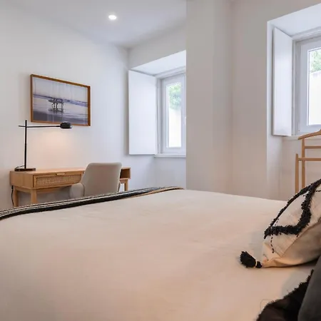 Apartment 2bdr Charming In Graca By Lovelystay