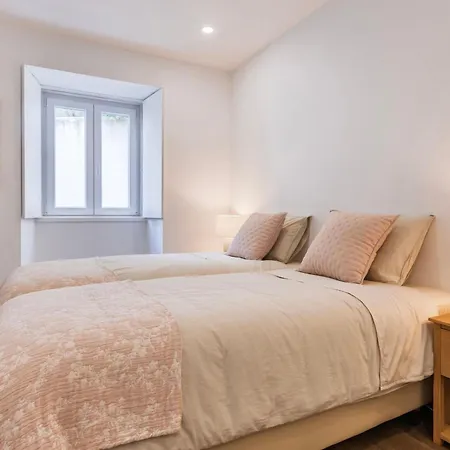 Apartment 2bdr Charming In Graca By Lovelystay